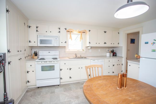 62 Lynde St, House other with 4 bedrooms, 2 bathrooms and 4 parking in Old Saybrook CT | Image 11
