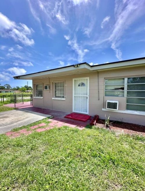 3301 Avenue I, Fort Pierce, FL, 34947-2333 | Card Image