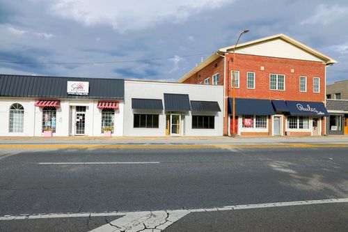 122 N 3rd Ave, CHATSWORTH, GA, 30705-2942 | Card Image