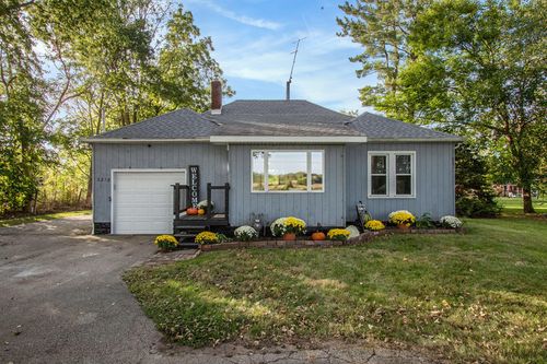 3218 N 5th St, Niles, MI, 49120-8902 | Card Image