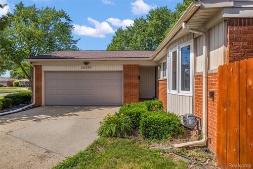 26250 Virginia Dr, Warren, MI, 48091-3977 | Card Image