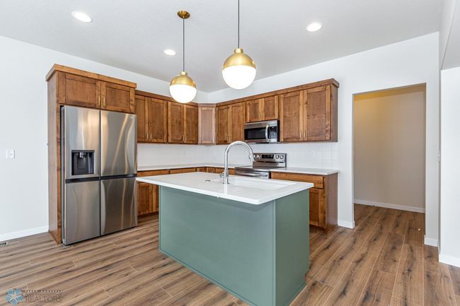 Kitchen w/ Island | Image 6
