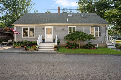 3 Harold St, Newport, RI, 02840-4381 | Card Image