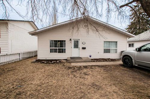 9313 101 Avenue, Home with 3 bedrooms, 1 bathrooms and 1 parking in Grande Prairie AB | Card Image