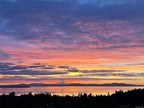 103-5388 Hill Rise Terr, Victoria, BC, V8Y3K3 | Card Image