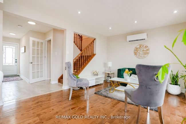 9 Havendale Crt, House attached with 4 bedrooms, 2 bathrooms and 5 parking in Brampton ON | Image 8
