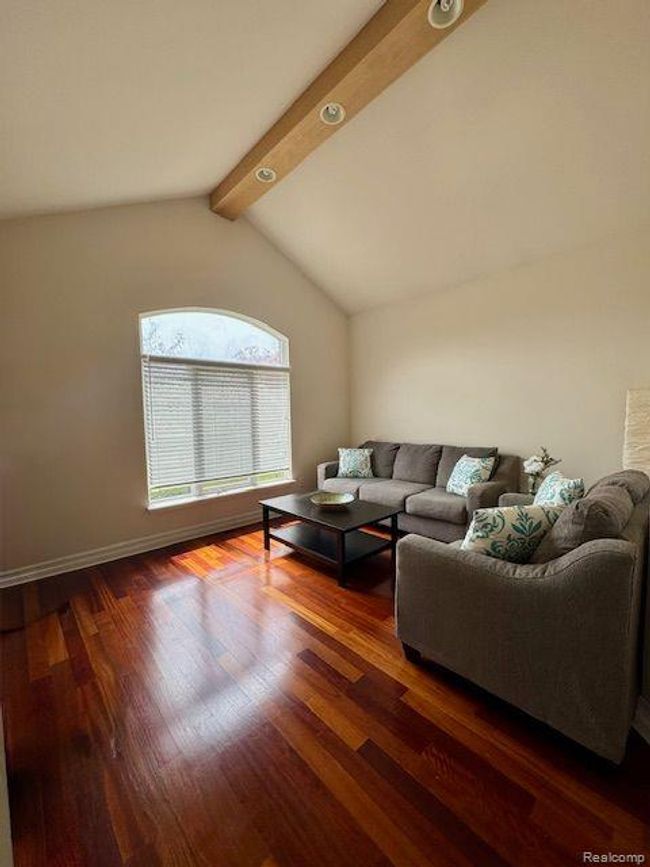 Den/Library | Image 21