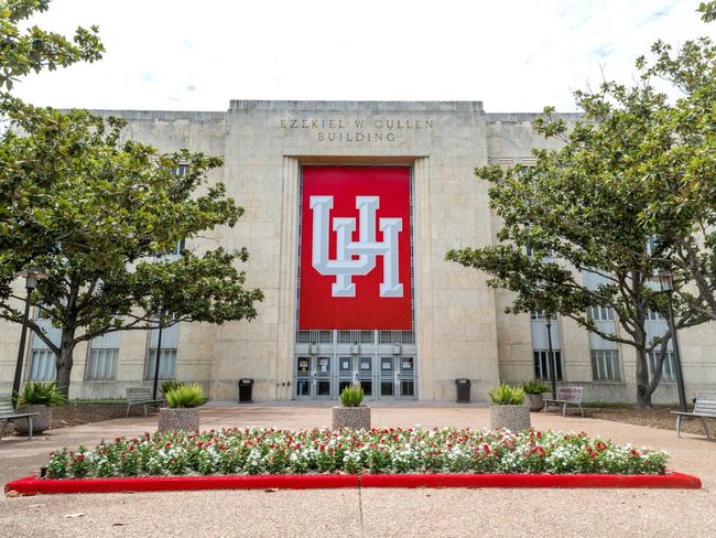 The University of Houston, a public, tier-one research university that offers over 300 degrees and programs and award-winning faculty, is also 15 miles and 17 minutes away. | Image 41