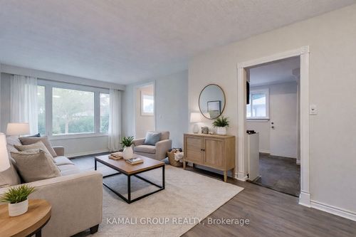 main-140 Cherrywood Dr, Newmarket, ON, L3Y2X7 | Card Image