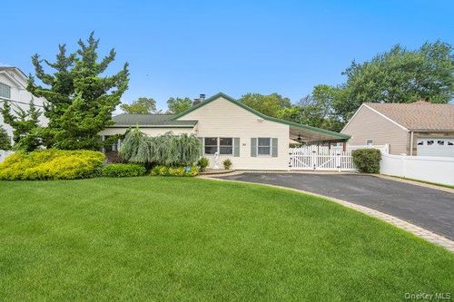 31 Grand Central Ave, Amityville, NY, 11701-3723 | Card Image