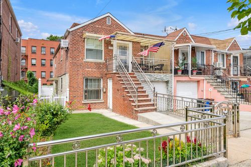 2711 Young Ave, Bronx, NY, 10469-5526 | Card Image