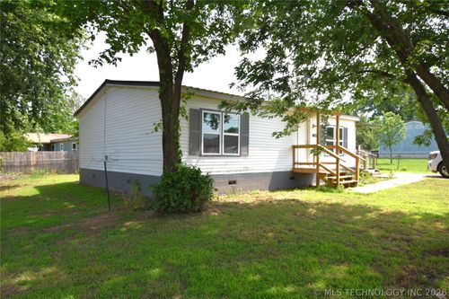413 W Willow St, Stilwell, OK, 74960-1811 | Card Image