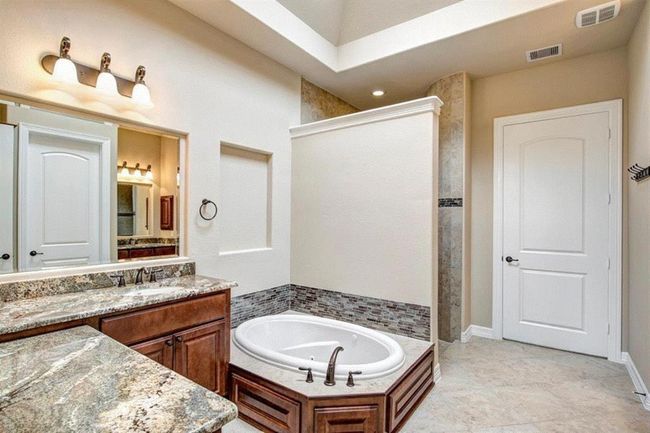 Master Bath with Jacuzzi | Image 9