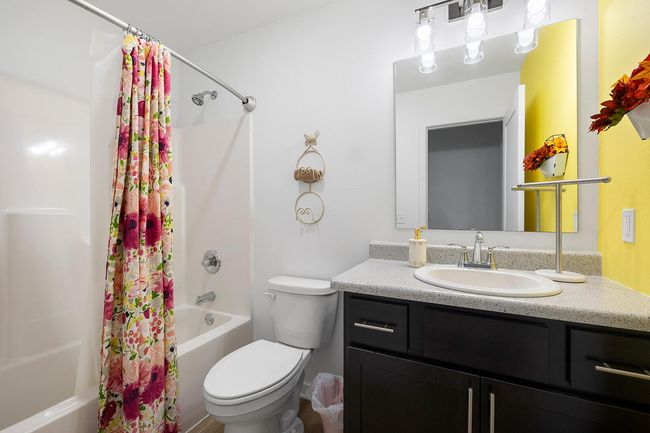 Bathroom between Bedrooms Main Level | Image 8