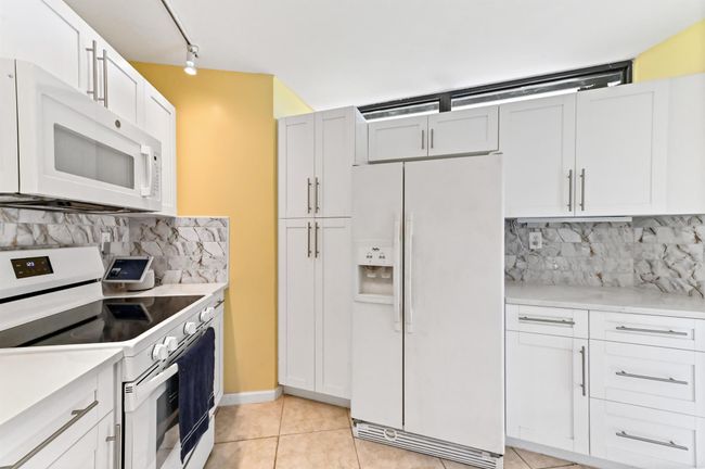 3864 Victoria Dr, Condo with 2 bedrooms, 3 bathrooms and null parking in West Palm Beach FL | Image 5