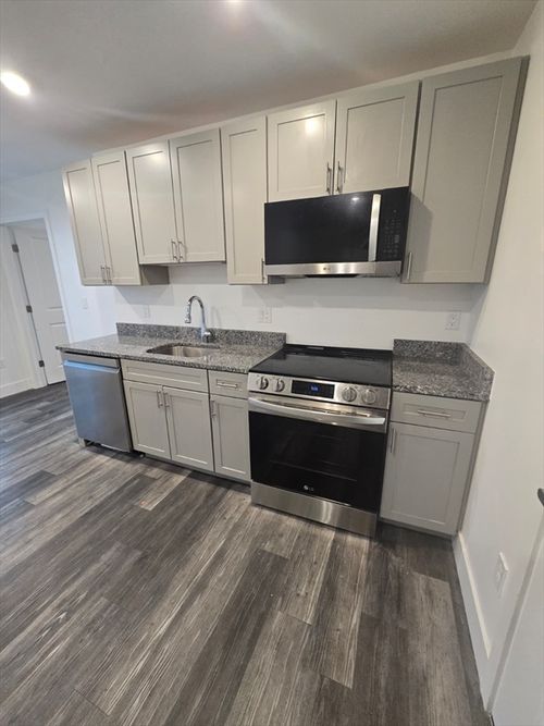 409-585 Essex St, Lynn, MA, 01901-1051 | Card Image