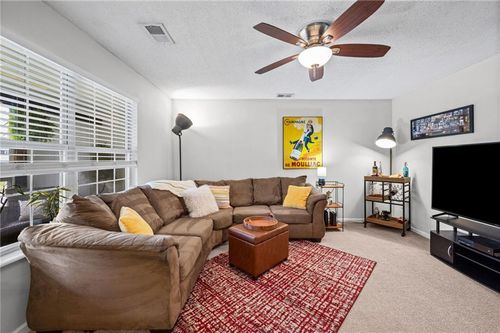 2317 Ne 68th St, Gladstone, MO, 64118-3688 | Card Image