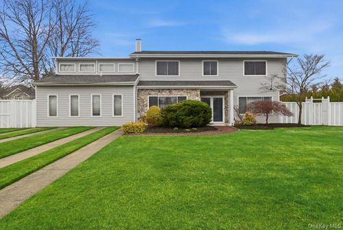 16 Seaway Dr, Copiague, NY, 11726-5315 | Card Image