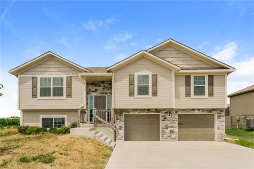 1400 N 9th St E, Louisburg, KS, 66053-7804 | Card Image