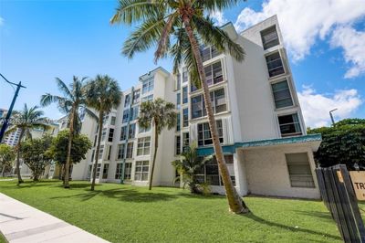 315 - 17620 Atlantic Blvd, Condo with 1 bedrooms, 1 bathrooms and null parking in Sunny Isles Beach FL | Image 2