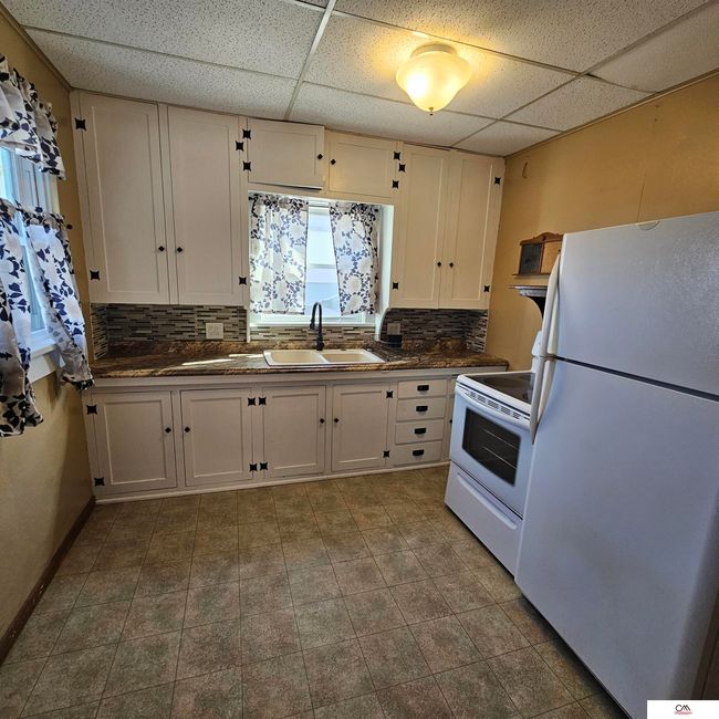 909 9 Th St, House other with 3 bedrooms, 2 bathrooms and 1 parking in Fairbury NE | Image 4
