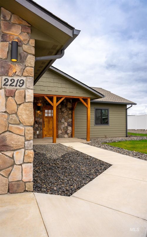 2219 Powers Dr, Lewiston, ID, 83501-6220 | Card Image