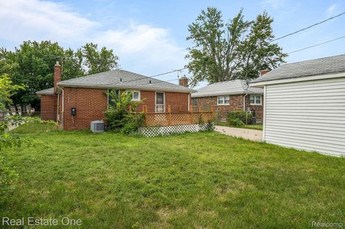 21135 Littlestone Rd, Harper Woods, MI, 48225-2325 | Card Image