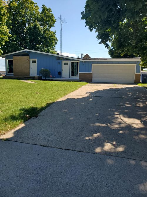 682 Waverly Dr, Benton Harbor, MI, 49022-6338 | Card Image