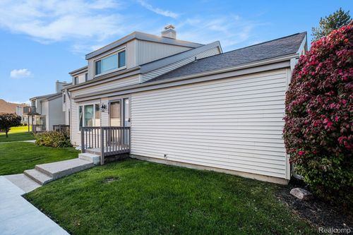 6300 Laurentian Ct, Flint, MI, 48532-2039 | Card Image