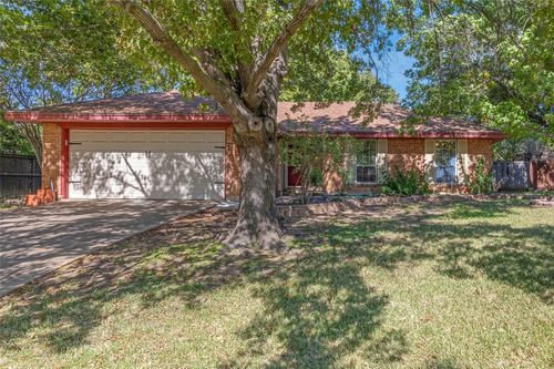 712 Springwood Dr, Hurst, TX, 76054-2712 | Card Image