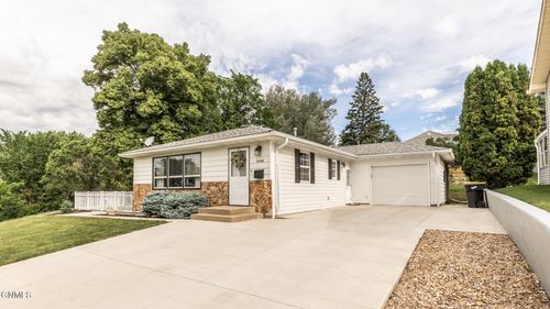 1048 W Avenue B, Bismarck, ND, 58501-2406 | Card Image
