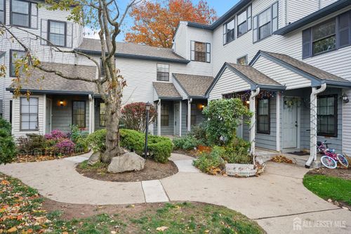 809 Woodbridge Commons Way, Iselin, NJ, 08830-3041 | Card Image