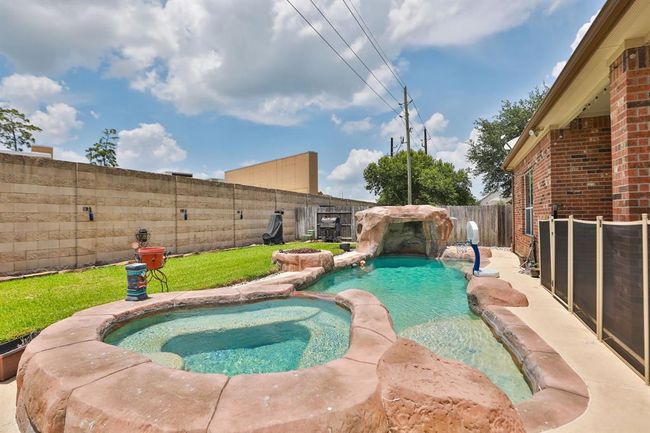 This is a large backyard. | Image 32