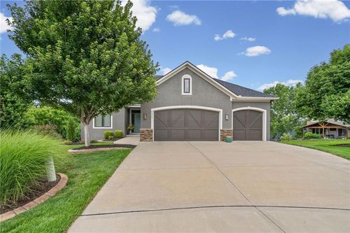 8425 Brunswick St, Lenexa, KS, 66227-3558 | Card Image