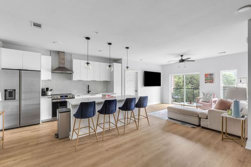 202-2500 Longview St, Austin, TX, 78705-4290 | Card Image