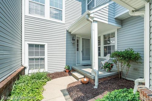87-5936 Creekside Dr, Troy, MI, 48085-6120 | Card Image