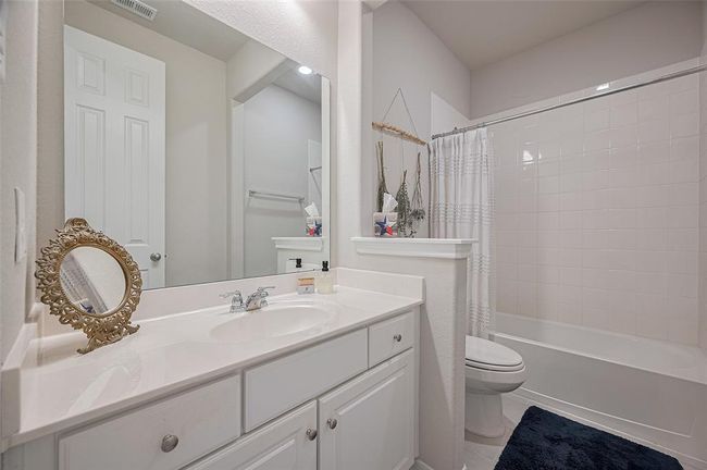 Jack-and-Jill bathroom between secondary bedrooms. | Image 10