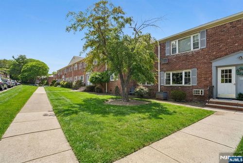 18 Wedgewood Dr, Verona, NJ, 07044-2166 | Card Image