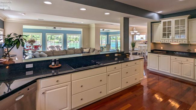 8051 E Lake Blvd, Condo with 4 bedrooms, 4 bathrooms and 2 parking in Marblehead OH | Image 21
