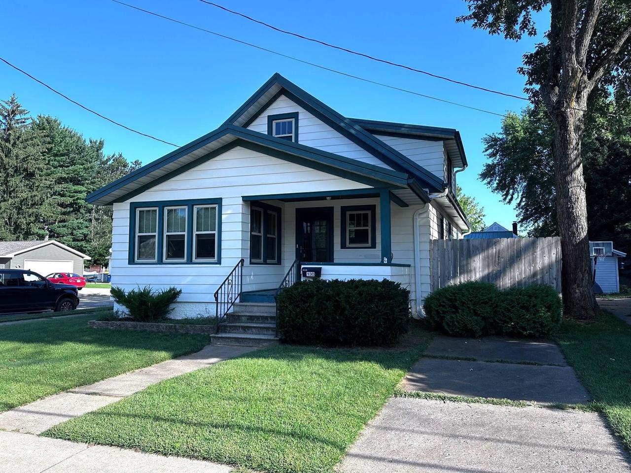 8th St, Clintonville, WI 54929