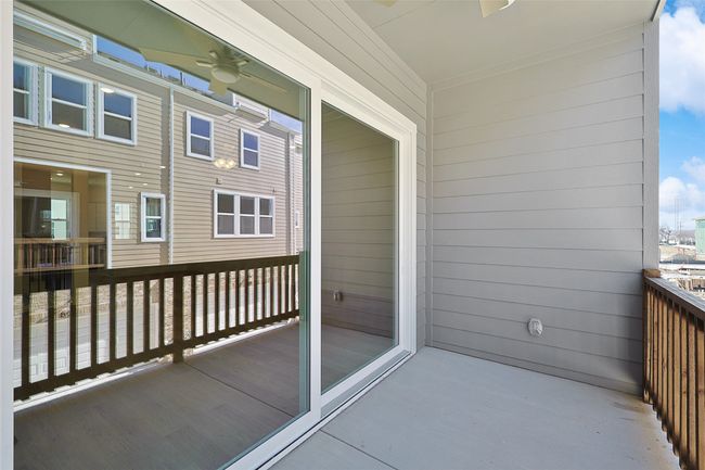 Balcony with ceiling fan | Image 24