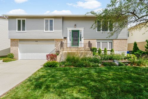 1826 W Catalpa Ln, Mount Prospect, IL, 60056-4561 | Card Image
