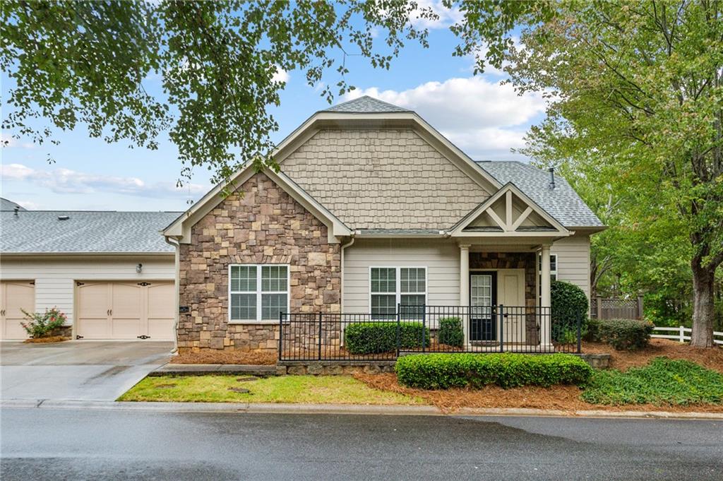 Glens Dr, Woodstock, GA 30188
