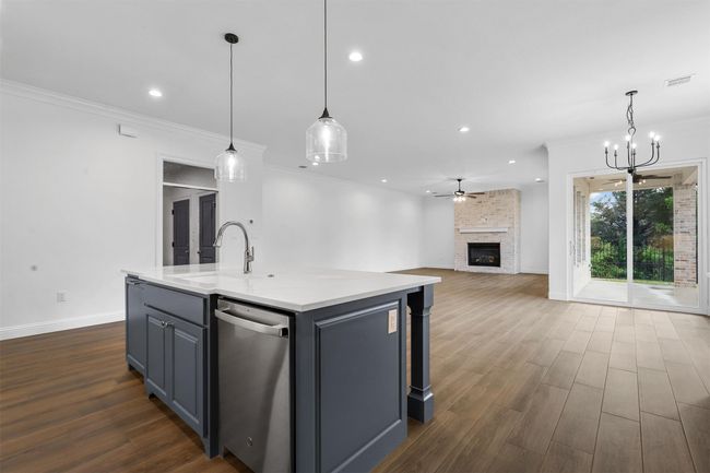 Kitchen/Family Room | Image 7