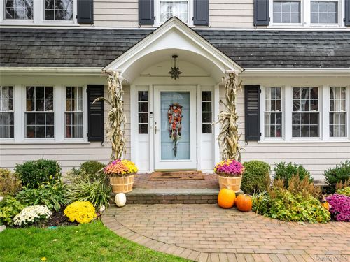 39 Hawthorne Pl, Manhasset, NY, 11030-2019 | Card Image