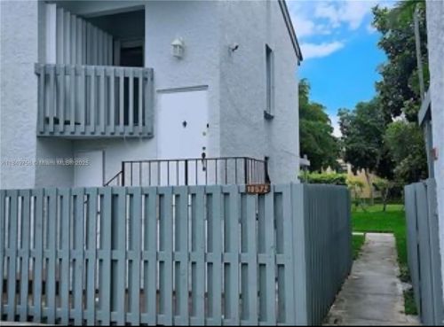 b5-10572 Nw 7th Ter, Miami, FL, 33172-3135 | Card Image