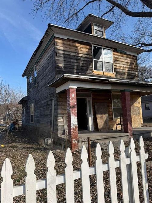 1613 S 11th St, Saint Joseph, MO, 64503-2643 | Card Image