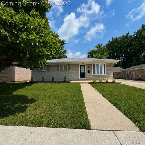 22327 Gordon Rd, Saint Clair Shores, MI, 48081-1676 | Card Image