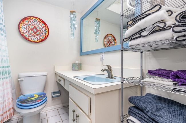 Vintage blue bathroom vibes | Image 10