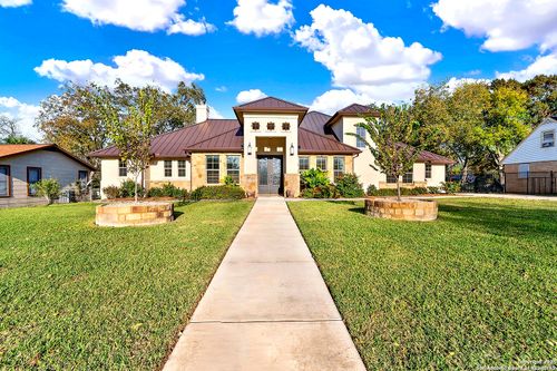 1309 E St, Floresville, TX, 78114-2327 | Card Image